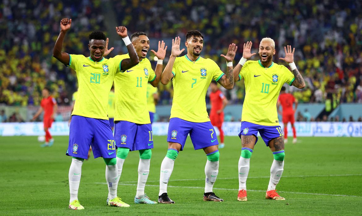 Vinícius Jr. dança com colegas da seleção brasileira para comemora gol na goleada de 4 x 1 sobre a Coreia do Sul