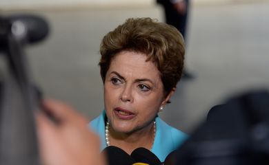 A presidenta Dilma Rousseff fala à imprensa no Palácio Itamaraty (Wilson Dias/Agência Brasil)