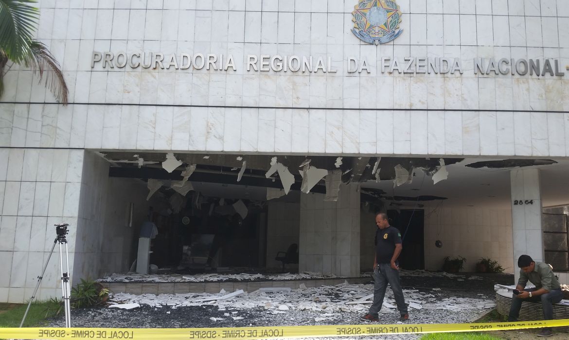 Explosão de caixa eletrônico destrói a frente da sede da Procuradoria Regional da Fazenda Nacional no Recife