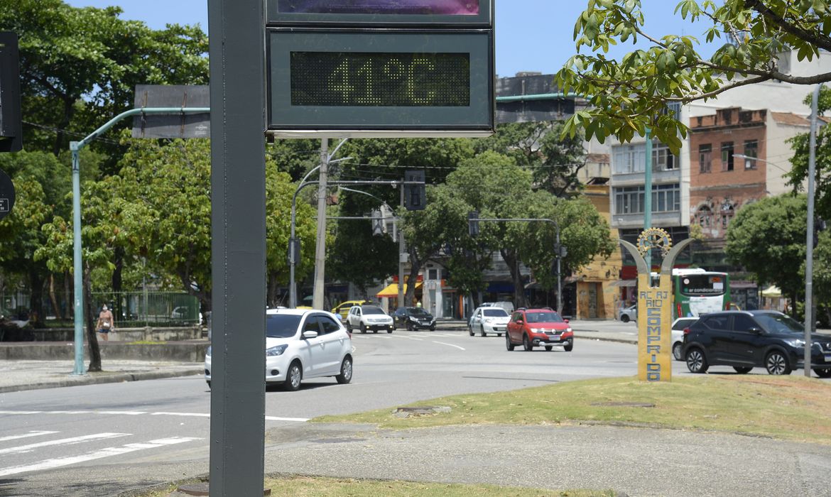 Termômetros marcando 41°C em um dia de calor intenso no Rio de Janeiro