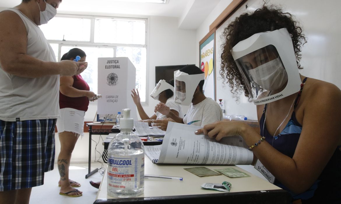 Eleitores votam nas seções eleitorais da Rocinha
