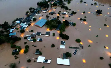 Casas inundadas perto do rio Taquari após fortes chuvas na cidade de Encantado, no Rio Grande do Sul
01/05/2024
REUTERS/Diego Vara