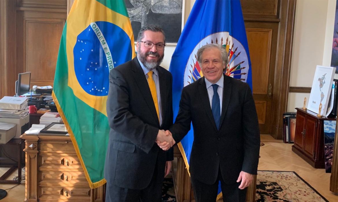 O ministro das Relações Exteriores, Ernesto Araújo, conversa com o secretário-geral da OEA, Luis Almagro, sobre a situação na Venezuela, na sede da organização, em Washington.