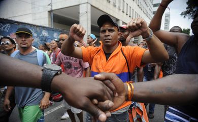 Rio de Janeiro - Garis protestam em frente à sede da prefeitura e saem em passeata pela avenida Presidente Vargas, no centro da cidade.