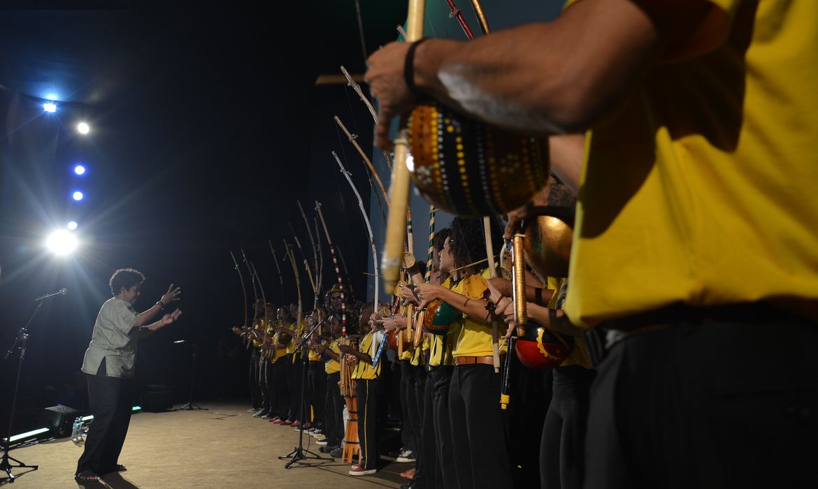 A mestra Rosângela Araújo comanda a Orquestra de Berimbaus, do Grupo Nzinga de Capoeira Angola, durante apresentação na oitava edição do Festival Latinidades (Marcello Casal Jr/Agência Brasil)