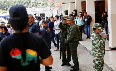 Militares venezuelanos organizam as pessoas que participam de uma simulação eleitoral, em Caracas, antes do referendo de 3 de dezembro sobre os direitos da Venezuela à região de Esequiba, na Guiana. 19/11/2023.  REUTERS/Leonardo Fernandez Viloria