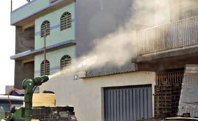 Fumacê - Carro pulveriza inseticida. Produto é eficaz contra o mosquito que transmite dengue, zika, chikungunya e febre amarela. Foto: Lúcio Bernardo Jr/ Agência Brasília