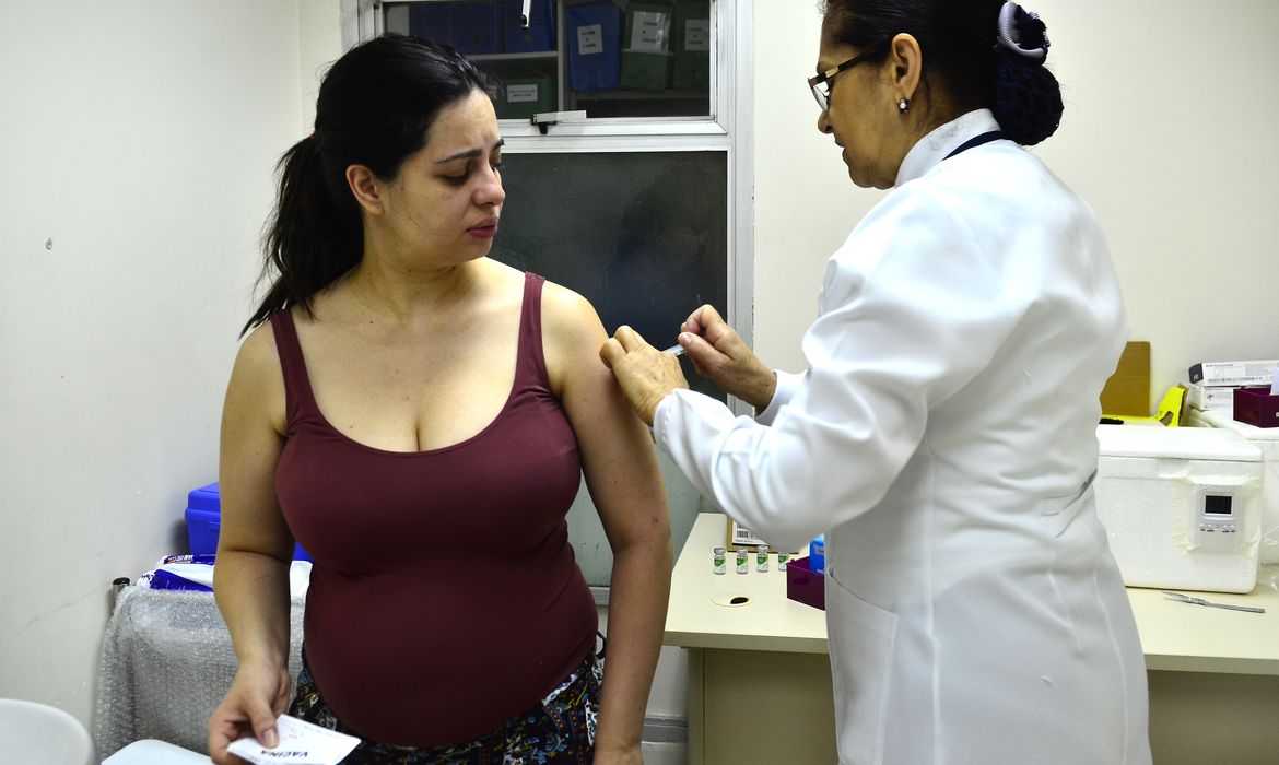 São Paulo - Juliana Fornicola, 32 anos, grávida, no primeiro dia de vacinação de idosos, gestantes e crianças de 3 meses a 5 anos, no Instituto de Infectologia Emílio Ribas, região central  (Rovena Rosa/Agência Brasil)