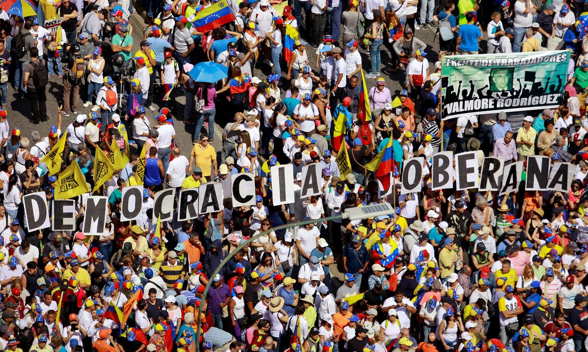 Opposition supporters take part in a rally against Venezuelan President Nicolas Maduro's government in Caracas, Venezuela February 2, 2019. REUTERS/Adriana Loureiro NO RESALES. NO ARCHIVES.