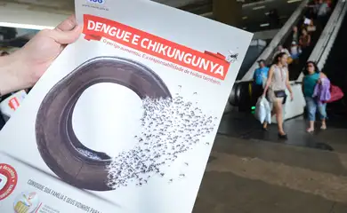 Na rodoviária de Brasília, funcionários da Secretaria de Vigilância Ambiental distribuem folhetos educativos no Dia D de Combate à Dengue e Chikungunya (Elza Fiuza/Agência Brasil)