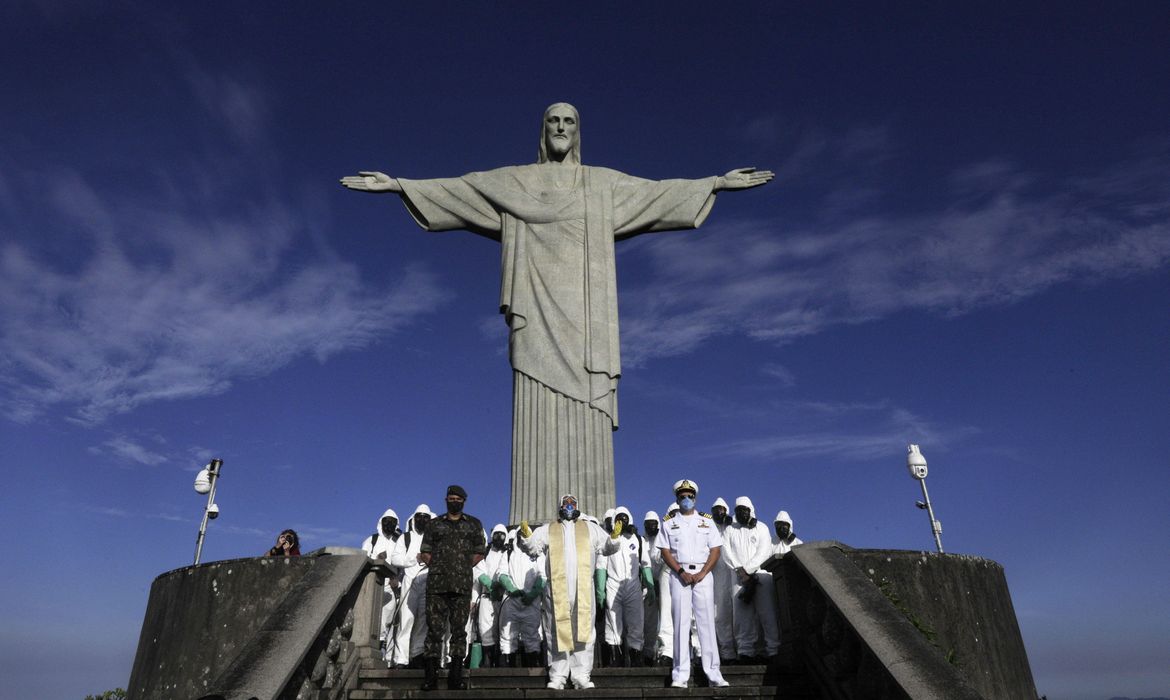 Militares trabalham na desinfecção da estátua do Cristo Redentor antes de sua reabertura em meio ao surto da doença do coronavírus (COVID-19), no Rio de Janeiro, Brasil, 13 de agosto de 2020. REUTERS / Ricardo Moraes