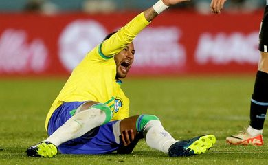 Neymar sofre lesão em jogo da seleção brasileira
 17/10/2023   REUTERS/Andres Cuenca