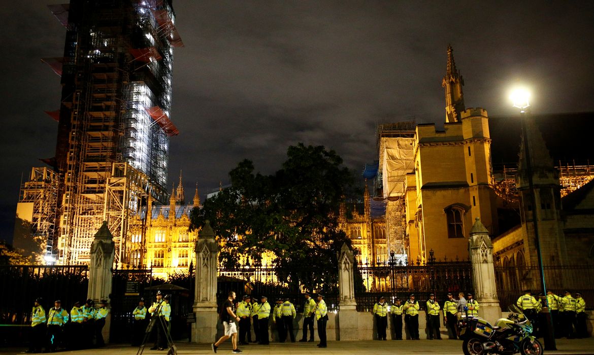 Policiais são vistos do lado de fora das Casas do Parlamento em Londres, Inglaterra, 28 de agosto de 2019. REUTERS / Henry Nicholls