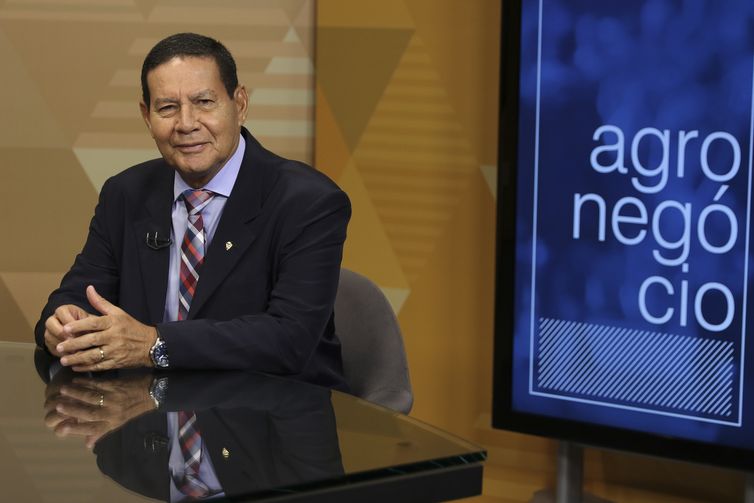 O vice presidente da Republica, Hamilton Mourão,dá entrevista ao programa Brasil em Pauta, da TV Brasil, em Brasília. 