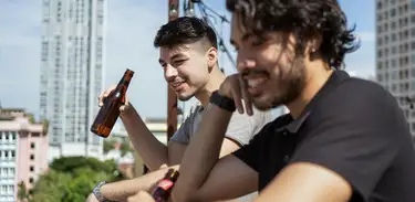 Jovens bebendo álcool 