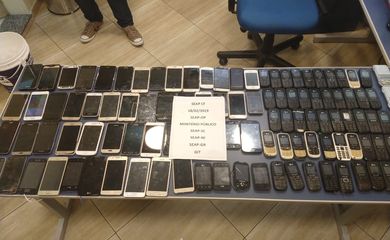 Divulgação da Secretaria Estadual de Administração Penitenciária sobre apreensão de mais de 100 celulares em presídio de Campos.