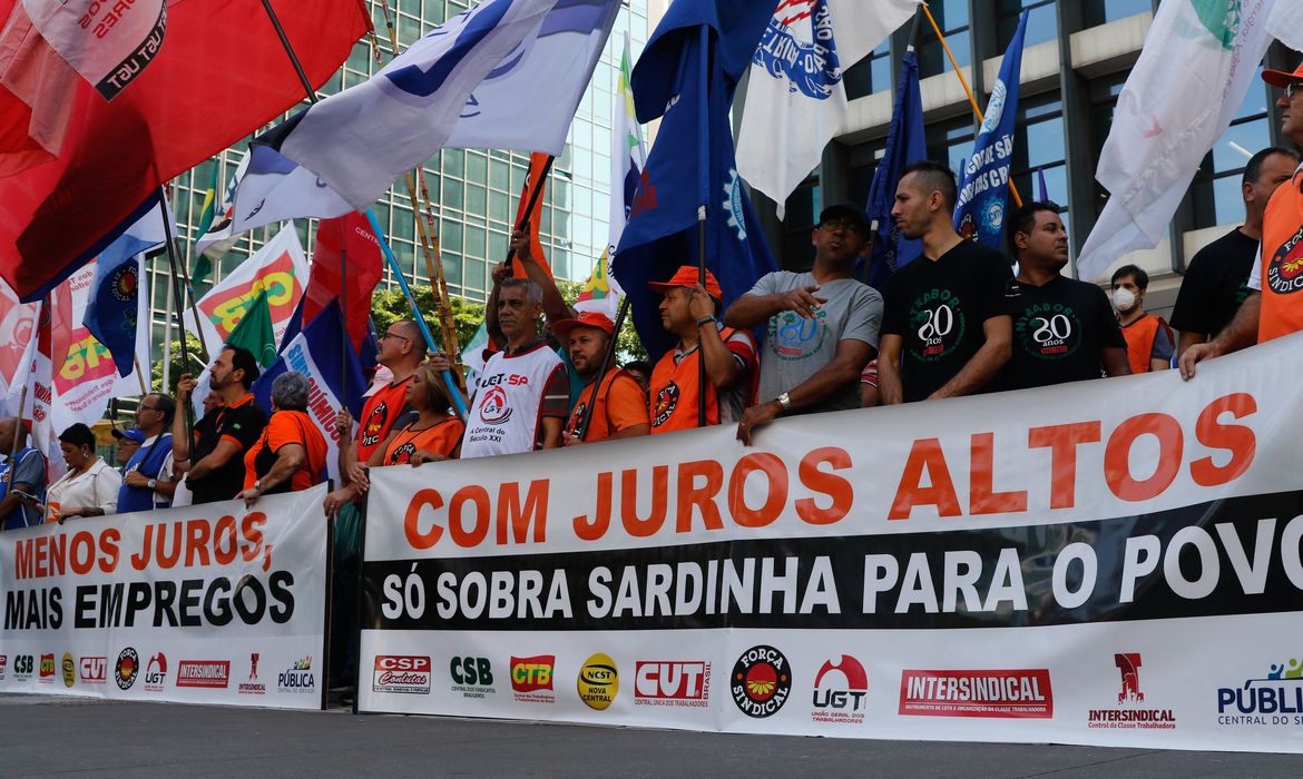 São Paulo (SP), 21/03/2023 - Centrais Sindicais protestam contra juros altos em frente ao prédio do Banco Central, na Avenida Paulista. Foto: Fernando Frazão/Agência Brasil