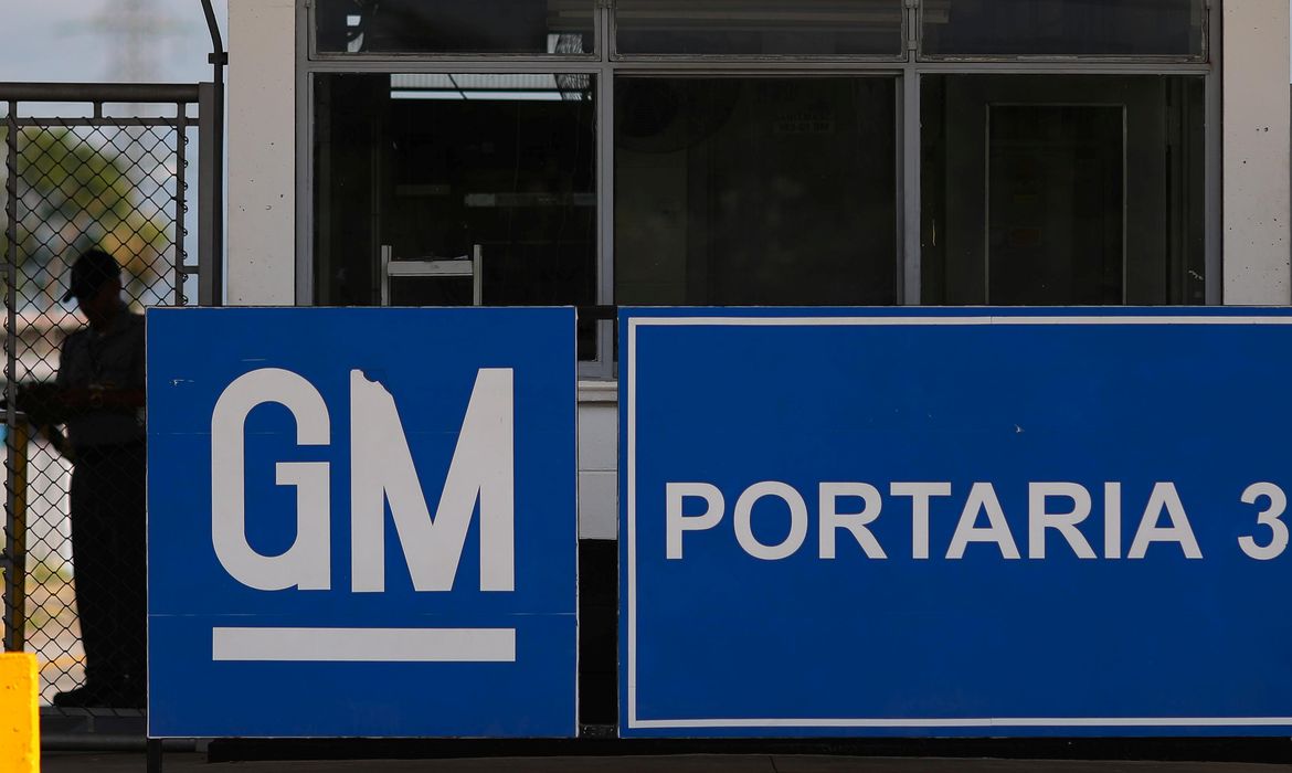 Entrada de fábrica da General Motors em São José dos Campos (SP)
