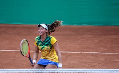 Luisa Stefani confirmou o primeiro lugar no ranking brasileiro de tênis
