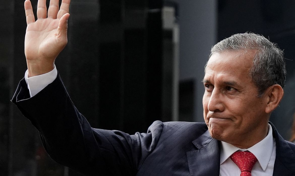 Peru's former President Ollanta Humala accused of money laundering, arrives at court to hear the sentencing, in Lima, Peru April 15, 2025. Reuters/Angela Ponce/Proibida reprodução