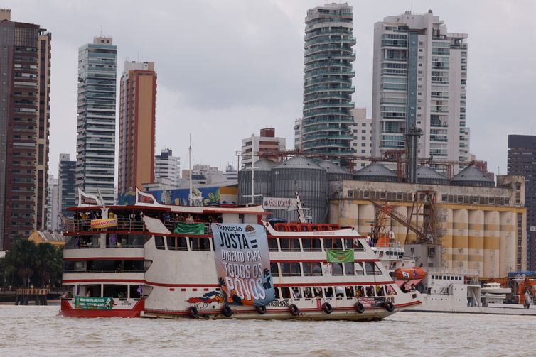 Belém (PA), 12/11/2025 - Barqueata da Cúpula dos Povos, liderada pela 