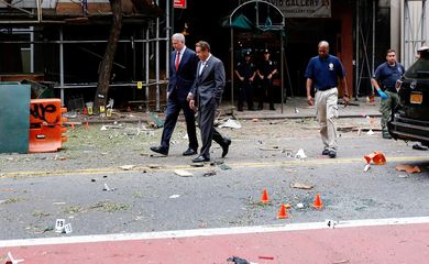 O prefeito e o governador de Nova York, Bill de Blasio Andrew Cuomo, visitam o bairro de Chelsea, onde uma bomba explodiu no sábado à noite