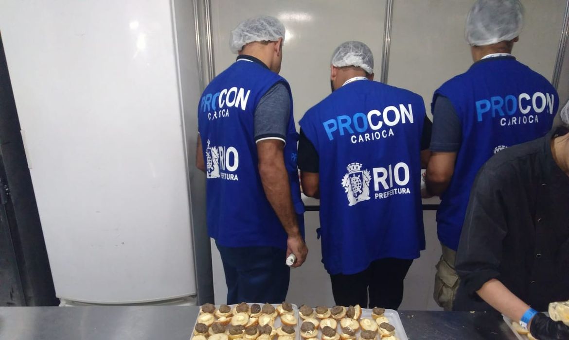Procon Carioca já fez 131 fiscalizações e notificou seis lojas na Sapucaí desde sexta