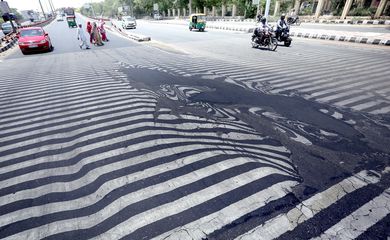 O asfalto de algumas avenidas de Nova Délhi, na Índia, onde mais de 1.150 pessoas já morreram devido às altas temperaturas 