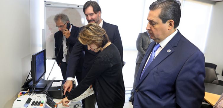 Responsável pela missão da OEA, presidente da Costa Rica, Laura Chinchilla, testa urna eletrônica