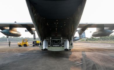  Abastecimento com água da Aeronave Hércules C-130 da Força Aérea Brasileira no combate a focos de incêndio na Amazônia.
