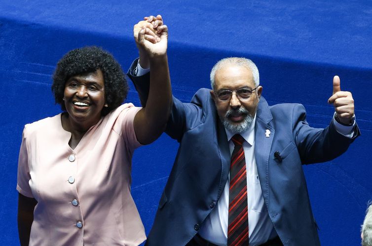 Brasília – DF – 16/10/2026 -O presidente do Senado, Davi Alcolumbre, Presidente da Câmara dos Deputados, Hugo Motta e Presidente, Luiz Inácio Lula da Silva, durante promulgação da Proposta de Emenda à Constituição (PEC 221), que acaba com a escala um dia de descanso a cada seis de trabalho no país, a escala 6x1.(Deputadões Benedita da Silva e Senador Paulo Paim)  Lula Marques/Agência Brasil.
