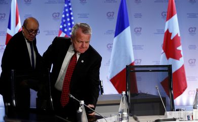 O ministro das Relações Exteriores da França, Jean-Yves Le Drian, e o subsecretário de Estado dos EUA, John Sullivan, participam de uma sessão de trabalho durante os ministros das Relações Exteriores das nações do G7 reunidos em Dinard