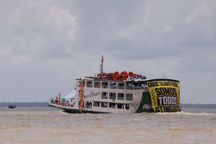 Belém (PA), 12/11/2025 - Barqueata da Cúpula dos Povos, liderada pela 