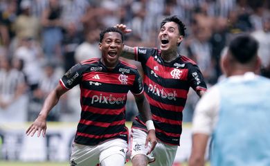 Soccer Football - Copa do Brasil - Final - Second Leg - Atletico Mineiro v Flamengo - Arena MRV, Belo Horizonte, Brazil  - November 10, 2024 Flamengo's Gonzalo Plata celebrates scoring their first goal with Erick Pulgar REUTERS/Cris Mattos