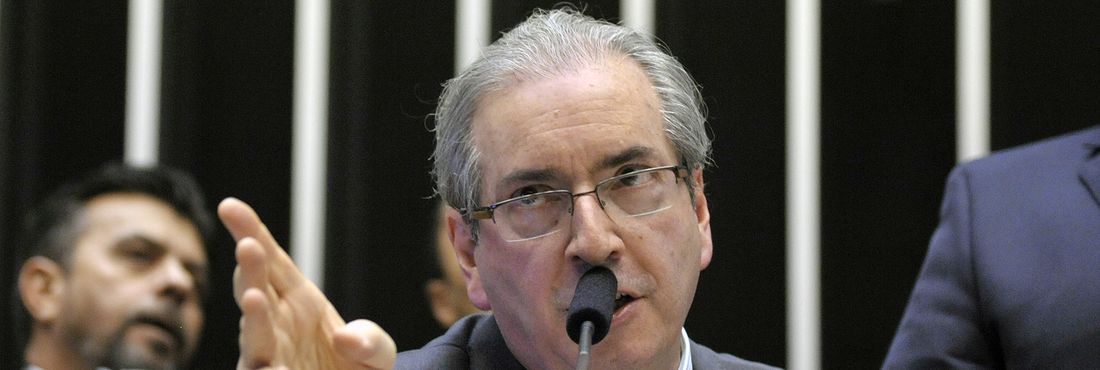 Deputados criticam Cunha e falam em votações irresponsáveis da Câmara