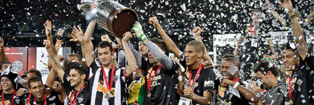 Atlético-MG recebe troféu da Libertadores Atlético-MG recebe troféu da Libertadores