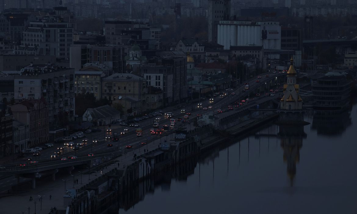 Vista da cidade de Kiev sem energia elétrica após ataque de míssil da Rússia contra a Ucrânia