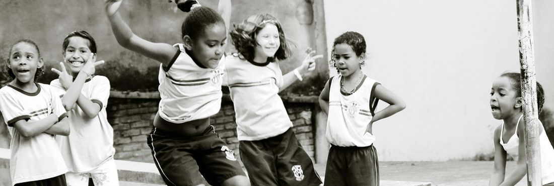 Crianças brincam de pular corda Escola crianças