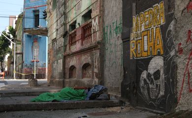 São Paulo (SP), 05/05/2023 - Mulher negra em situação de vulnerabilidade social dorme em fente aos casarões lacrados na rua Helvétia, de onde o fluxo da Cracolândia foi dispesado após a Operação Caronte. Foto: Rovena Rosa/Agência Brasil