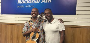 Pereira da Viola com seu irmão Dito Rodrigues no estúdios da Rádio Nacional