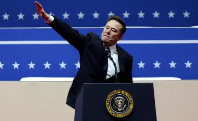 Elon Musk gestures at the podium inside the Capital One arena on the inauguration day of U.S. President Donald Trump's second term, in Washington, U.S., January 20, 2025. Reuters/Mike Segar/Poibida reprodução