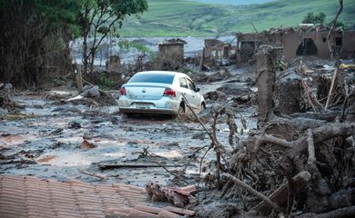 Mariana (MG) - Rompimento de duas barragens da mineradora Samarco na última quinta-feira (5). Em meio ao cenário de muita lama, barro e destruição, o que restou lembra uma cidade fantasma (Antonio Cruz/Agência Brasil)
