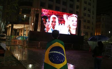 Chuva, vento e frio esvaziam o boulevard no centro da cidade durante a cerimônia de encerramento da Rio 2016