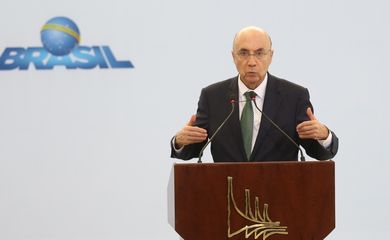 Brasília – O ministro da Fazenda, Henrique Meirelles durante assinatura de leis referentes ao Supersimples, Salão-Parceiro e o lançamento do Mutirão da Renegociação (Antônio Cruz/Agência Brasil)