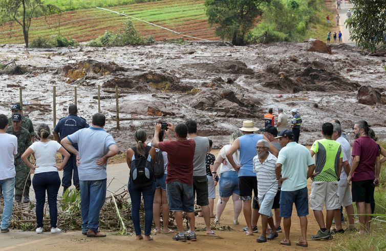 Residents are seen on a road blocked after a dam, owned by Brazilian miner Vale SA, burst in Brumadinho, Brazil January 26, 2019. REUTERS/Washington Alves