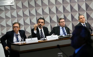 Brasília - O professor de Direito José Maurício Conti, o procurador do Tribunal de Contas da União (TCU), Júlio Marcelo de Oliveira, o relator da Comissão Especial do Impeachment, Antônio Anastasia, e o presidente, Raimundo Lira. ( Marcelo