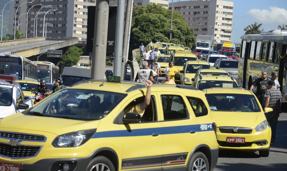 Taxistas protestam em frente à prefeitura, na Cidade Nova, região central do Rio.