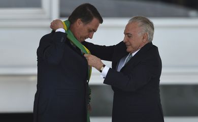 Presidente Jair Bolsonaro saúda o povo depois de receber a faixa presidencial.
