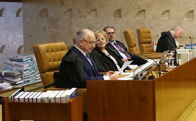 Brasília - O relator ministro Edson Fachin durante sessão do STF para decidir sobre suspeição do procurador-geral da República para atuar nas investigações relacionadas ao presidente Michel Temer (Valter Campanato/Agência Brasil)
