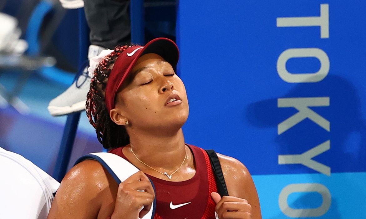 Naomi Osaka deixa a quadra após perder na terceira rodada do torneio de tênis da Tóquio 2020 - tênis - Olimpíada